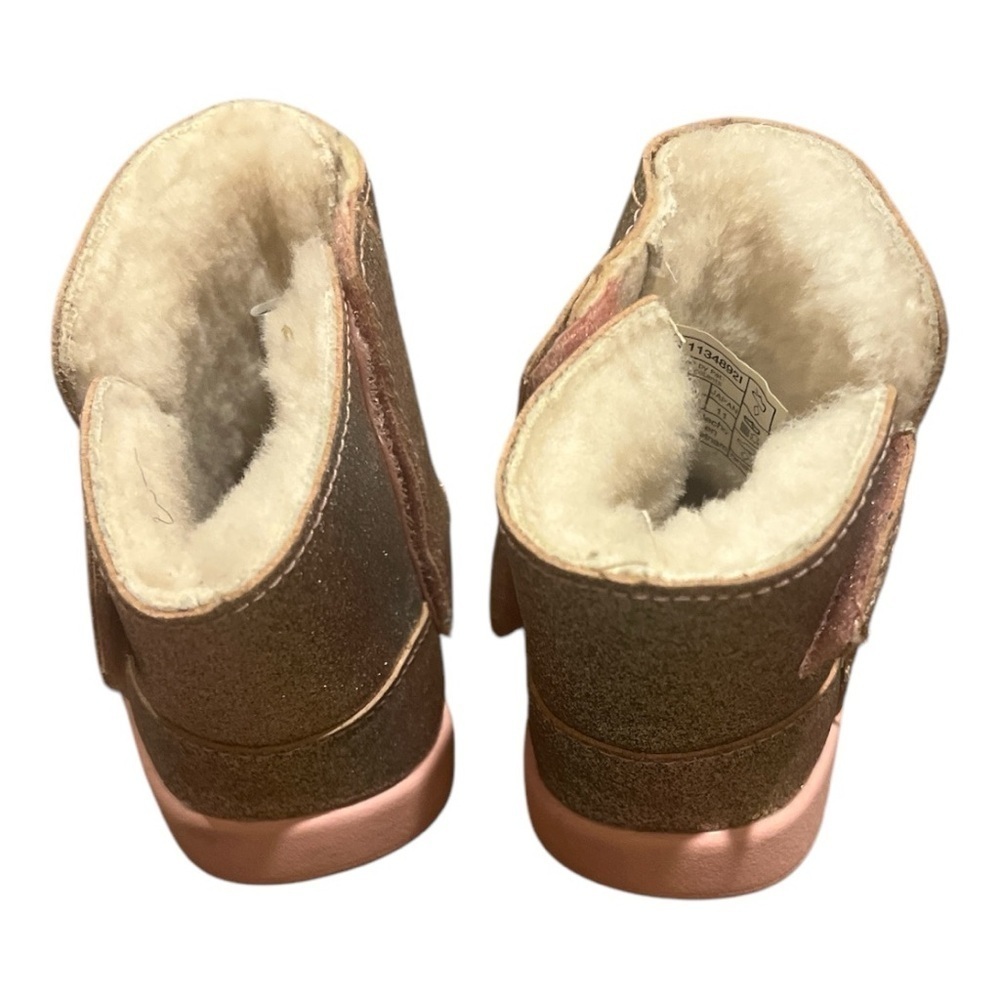 UGGS - Picture 3 of 5